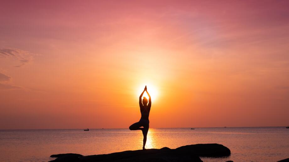 eine-frau-im-baum-asana-auf-einer-strand-beim-sonnenuntergang-yoga-und-segeln-kreuzfahrt-in-Kroatien