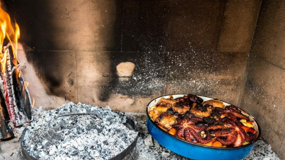 traditional-peka-baking-under-the-bell
